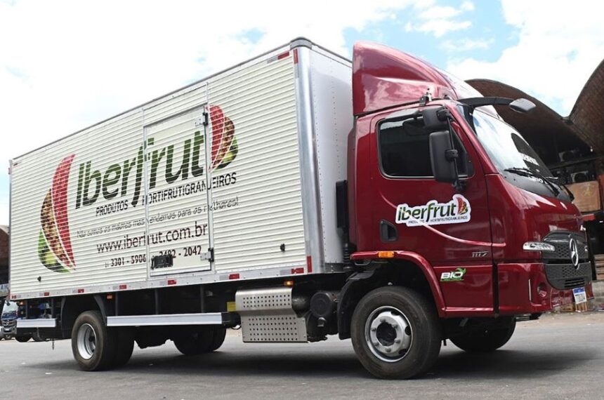 Caminhão Mercedes-Benz Accelo 1117 da Iberfrut