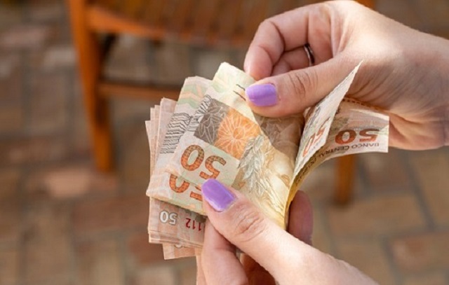 Economizar dinheiro é prioridade para maioria dos brasileiros em 2026