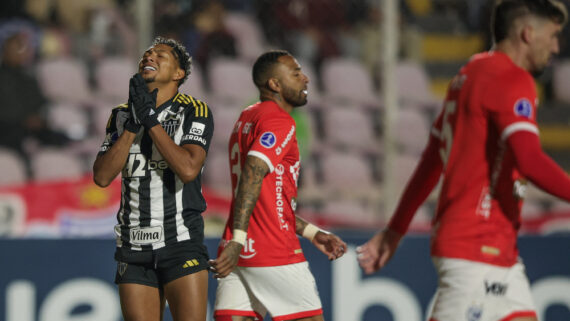 Atlético-MG empata sem gols com Cienciano na Sul-Americana, enfrentando dificuldades pela altitude e perdendo chances claras de gol.