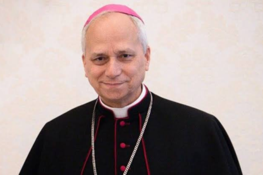 Papa Leão XIV é internado em Roma para cirurgia pulmonar