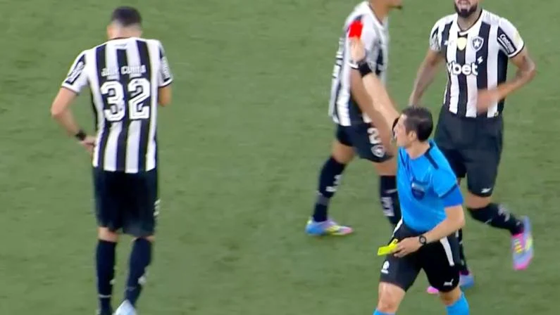 Botafogo jogou com um a menos durante 70 minutos