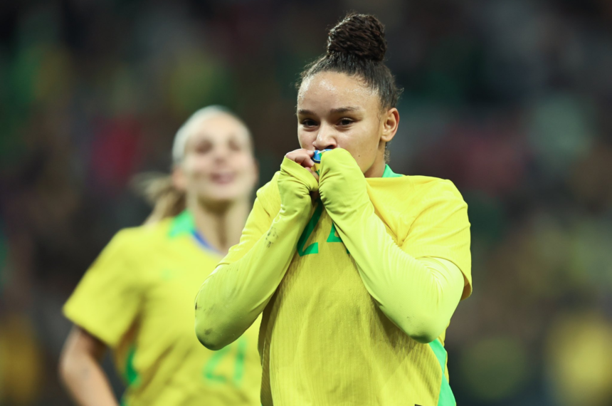 Dudinha falou sobre o sonho de jogar ao lado de Marta - Divulgação/CBF