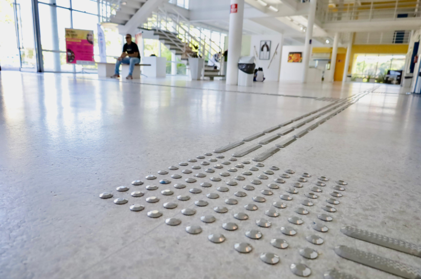 : Piso tátil foi instalado em todas as dependências do Teatro Municipal