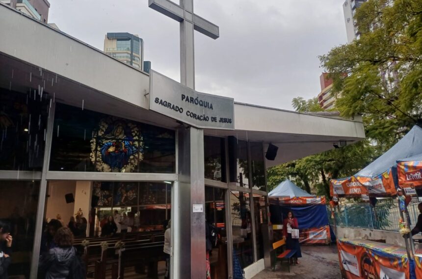 Paróquia sagrado coração de Jesus recebe imagem peregrina de nossa senhora de Fátima 