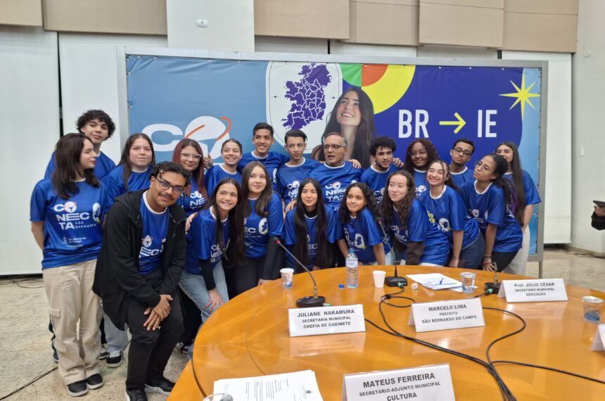 Marcelo Lima se junta aos estudantes que fazem parte do primeiro grupo do Conecta/ intercâmbio