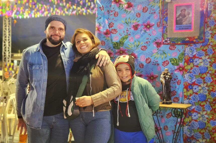 Na 47ª Festa de Santo Antônio, o casal Daniel e Natália Rodrigues, e o filho Eduardo, aproveitaram a festa - Divulgação/PMETRP
