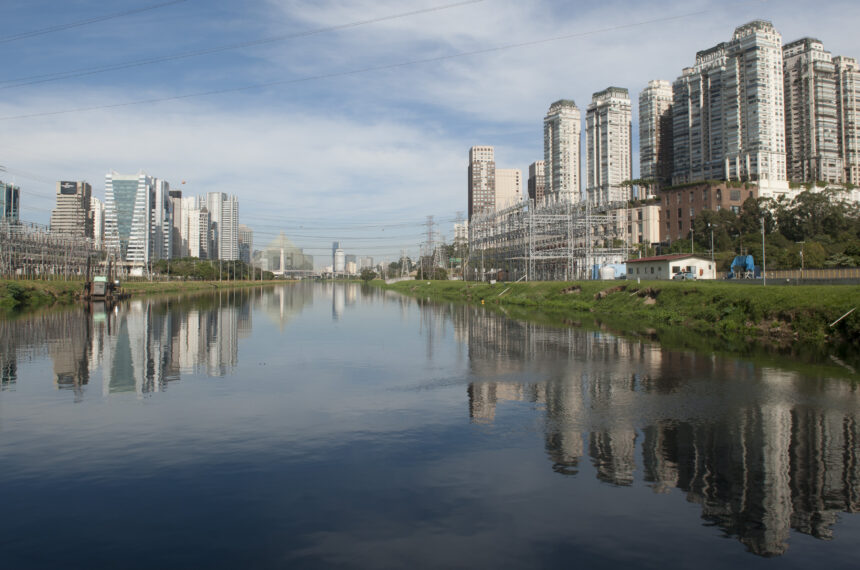 Lixômetro no Rio Pinheiros registra aumento de 21% na coleta de lixo flutuante no 1º semestre de 2025