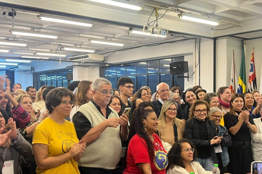 Padre Júlio Lancelotti tira foto com público ao final do seminário - Gabriel de Jesus/ABCdoABC