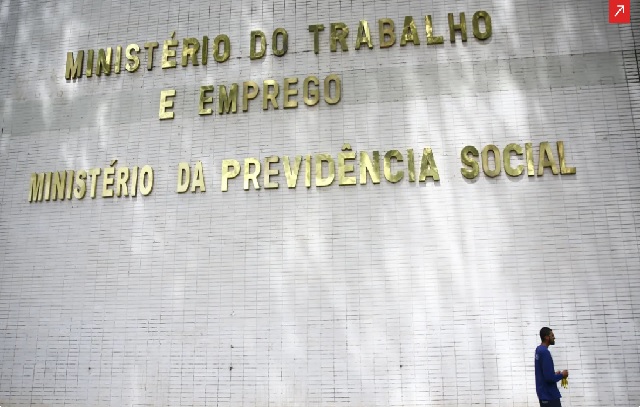 Fachada do ministério do Trabalho e Emprego e do ministério da Previdência Social.