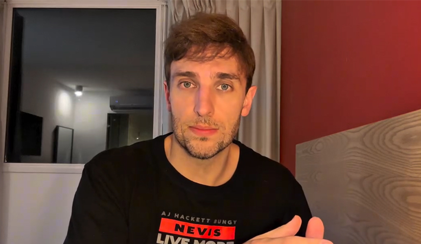 Léo Lins, humorista se envolve em polêmica por meio de piadas tidas como preconceituosas - Divulgação