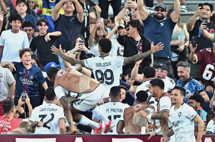 Igor Jesus celebra junto com a torcida do Botafogo - Reprodução/X