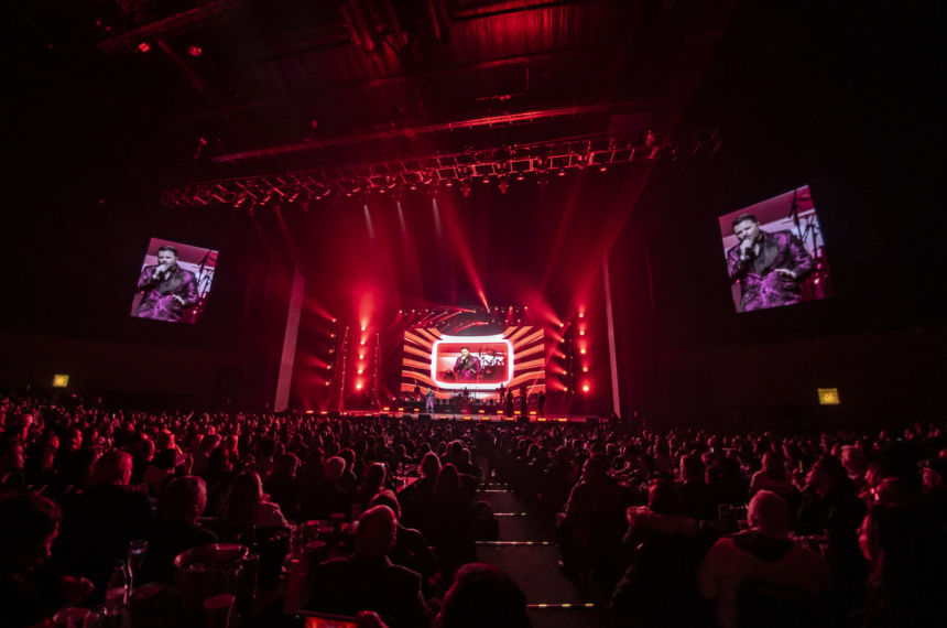 Três noites com ingressos esgotados celebram o Dia dos Namorados na Vibra São Paulo

