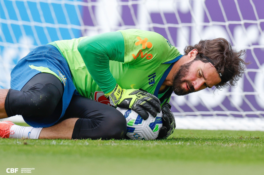 Alisson durante treino pela Seleção Brasileira no CT Joaquim Grava l Foto: Rafael Ribeiro/CBF