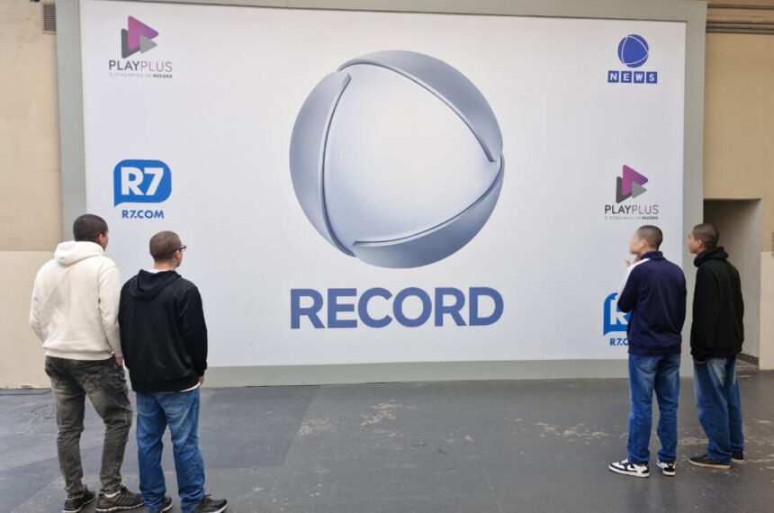 Visita de adolescentes do Fundação CASA aos estúdios da Record - Divulgação