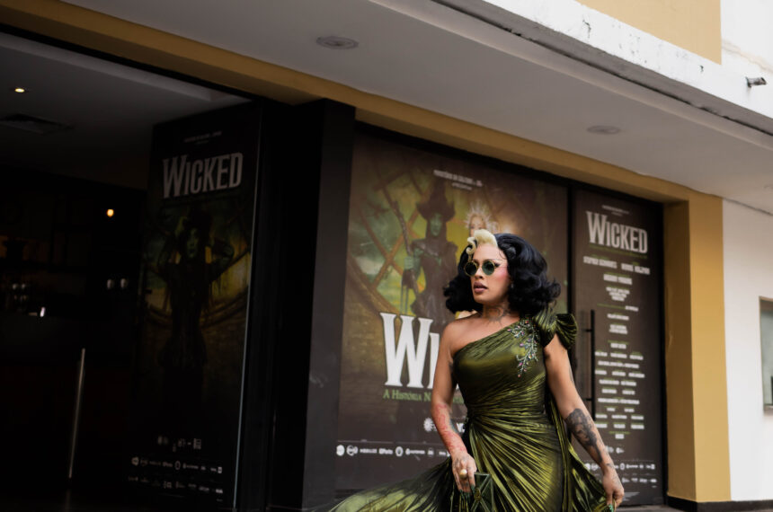 Gloria Groove encena “Wicked” em sessões especiais no Teatro Renault, em São Paulo