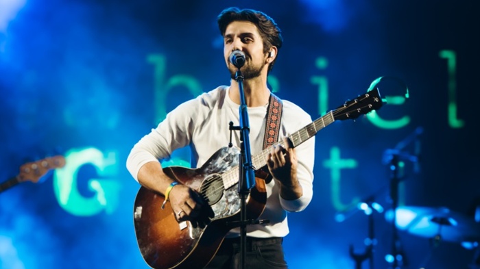 Entre o pôr do sol e o luar, Gabriel Gonti grava “De Perto” em BH