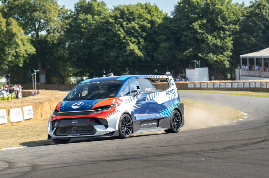 Supervan 4 desenvolvida em parceria com Stard sobre a Transit - Divulgação/Ford