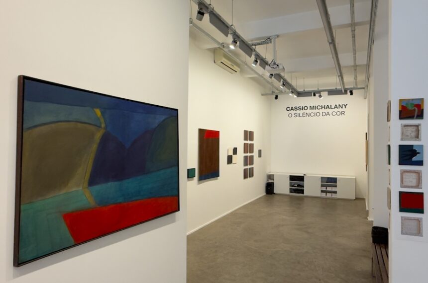 Mostra "Silêncio da Cor" celebra o legado de Cassio Michalany (1949-2024) até sábado, dia 19/07, na Fundação Stickel, em São Paulo