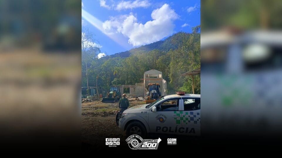Polícia Militar Ambiental demole construção irregular em área de preservação em Ubatuba