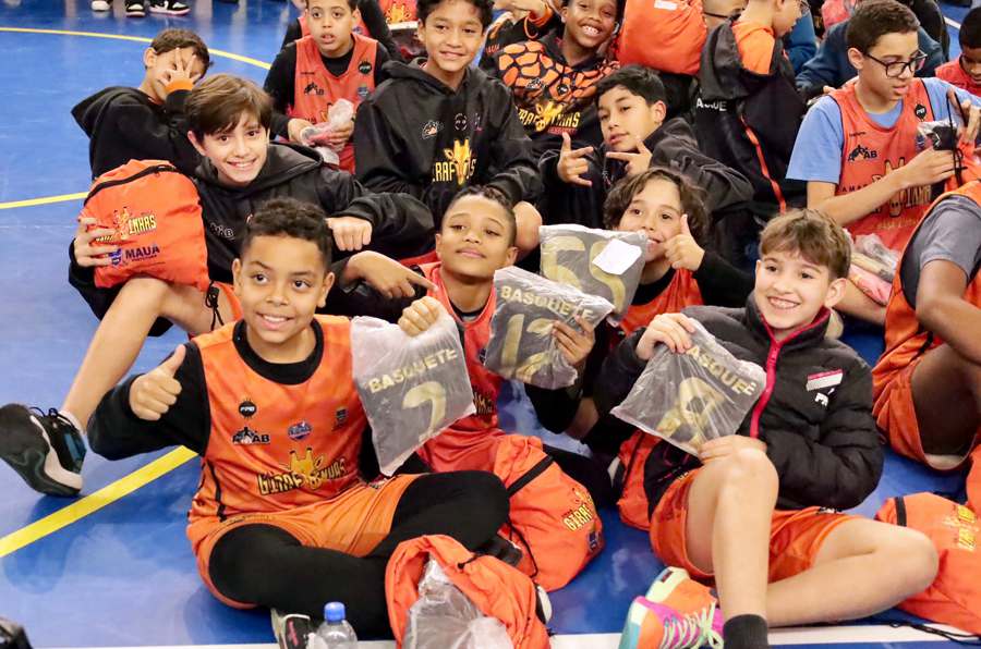 Basquete de Mauá entrega uniformes para atletas que vão ao Sul-Americano da modalidade
