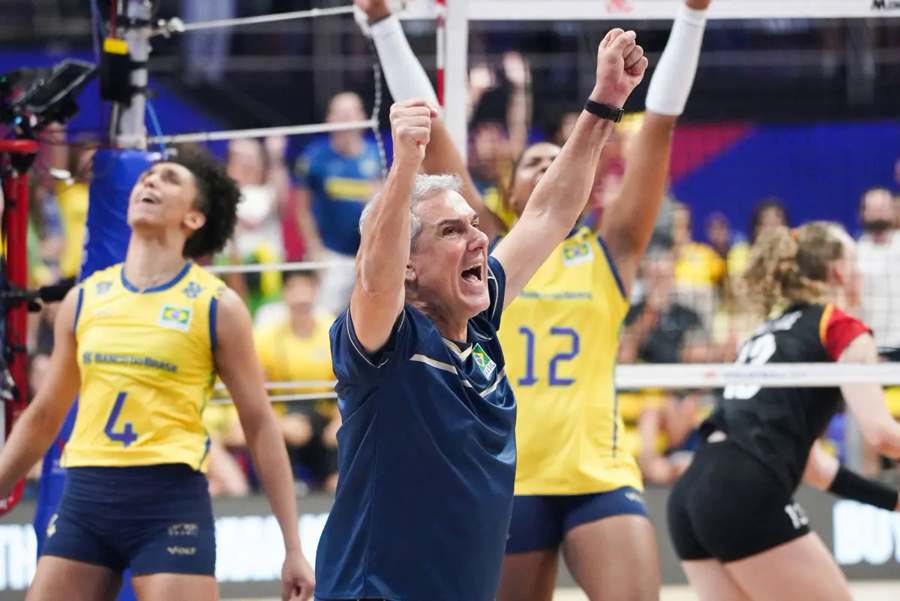 Dupla comanda, seleção de vôlei bate Bulgária e emplaca 5ª vitória seguida