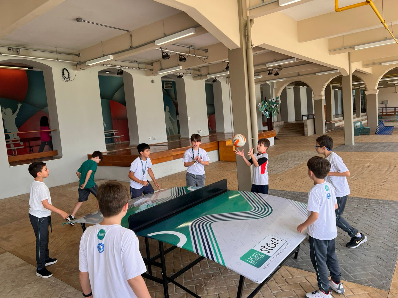 Confira como a prática esportiva na escola pode desenvolver habilidades essenciais para a vida