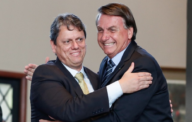 Bolsonaro e Tarcísio encerram desavenças em meio a tarifas dos EUA que ameaçam economia brasileira