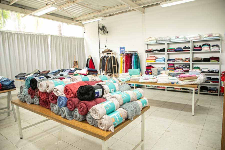 Lojinha Solidária começa a distribuir agasalhos para famílias em vulnerabilidade
