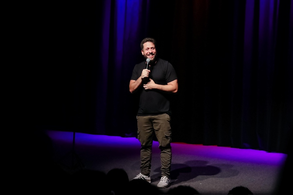 Maurício Meirelles leva humor interativo ao Teatro das Artes