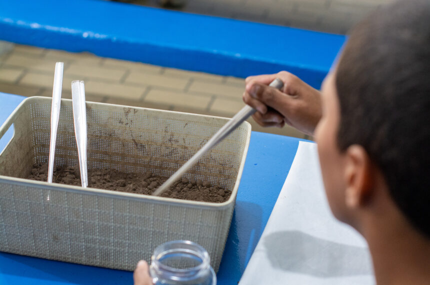 Oficina de terrário no Museu Catavento - Marcelo Machado/Fundação CASA