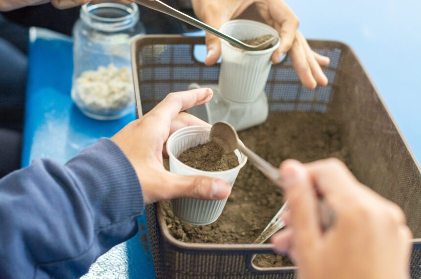 Oficina de terrário no Museu Catavento - Marcelo Machado/Fundação CASA
