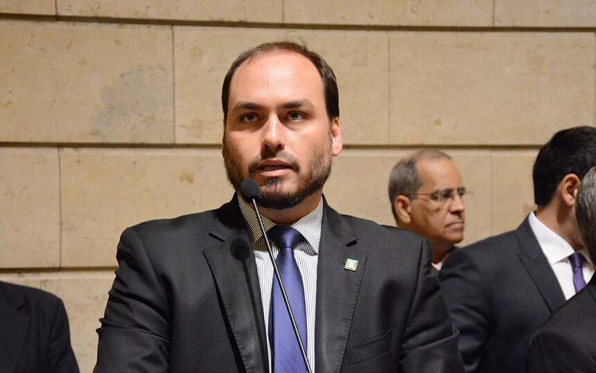 Carlos Bolsonaro critica escolta armada do pai: 'Humilhação'