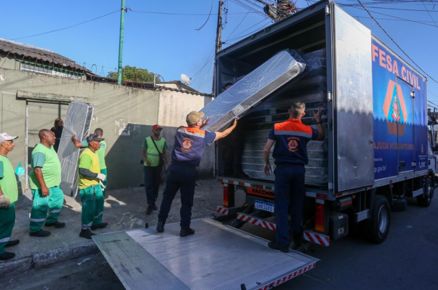 Governo de SP envia ajuda a vítimas de incêndio em Santos