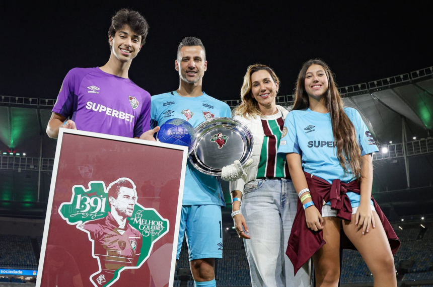 Fábio bate recorde e se torna o atleta com mais jogos na história do futebol