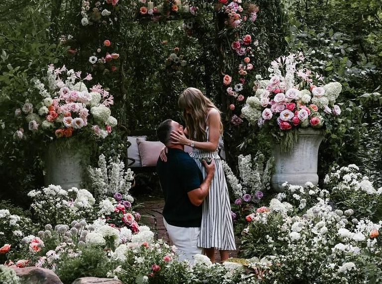 Taylor Swift e astro da NFL anunciam noivado