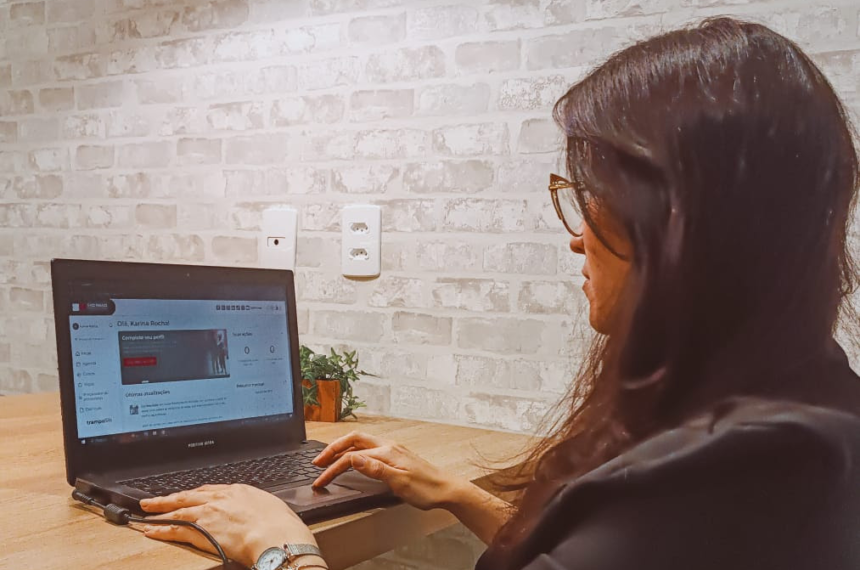 Saiba como montar e turbinar seu currículo gratuitamente na plataforma Trampolim