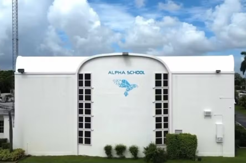 Escola com mensalidade de R$ 18 mil troca professor por IA nos EUA 