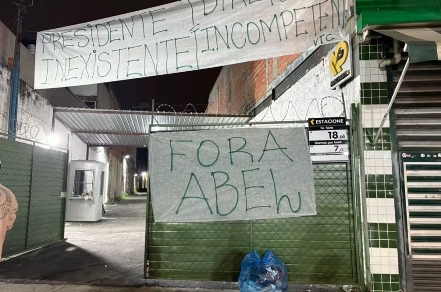 Torcedores do Palmeiras protestam e pedem saída de Abel Ferreira