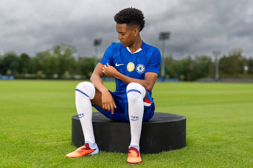 Estêvão é apresentado oficialmente pelo Chelsea