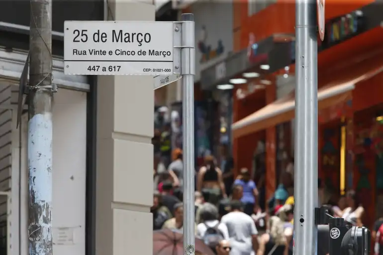 Crise econômica afeta consumo dos paulistanos, diz FecomercioSP