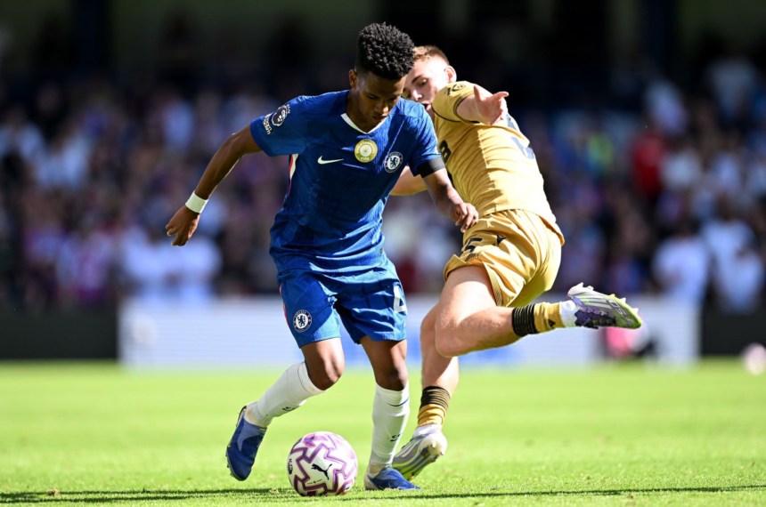 Chelsea empata em estreia de Estevão na Premier League