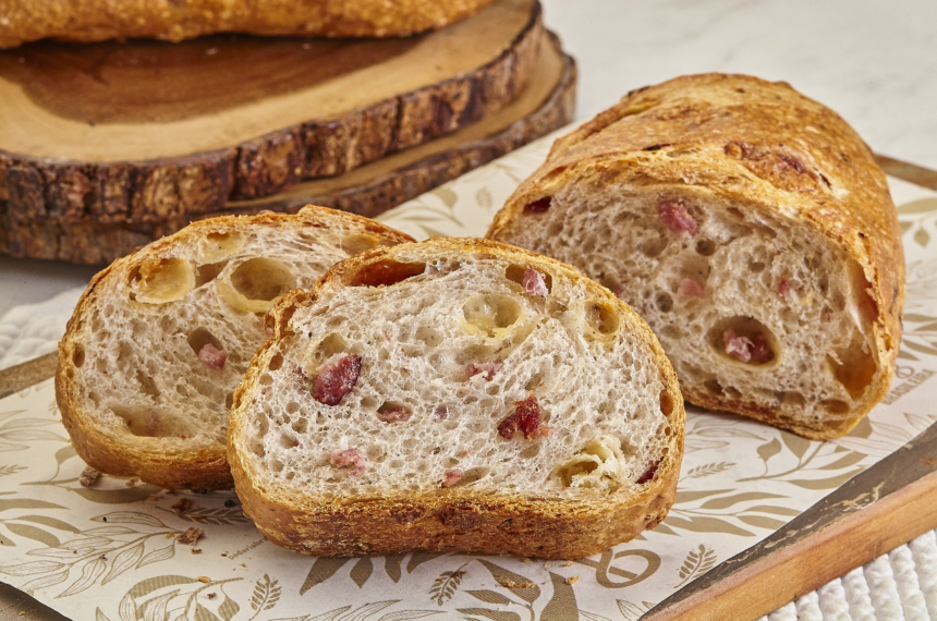 Pão de fermentação natural precisa de dias para produção; a padaria serve em minutos