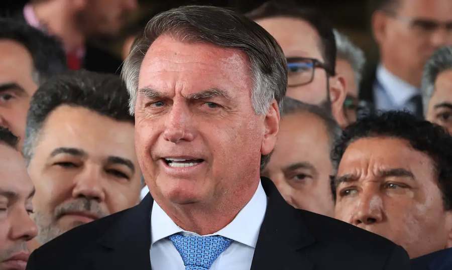 Crise de soluços leva Bolsonaro a novo tratamento médico