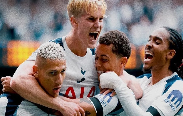 O Tottenham venceu o Burnley por 3 a 0, com dois gols de Richarlison