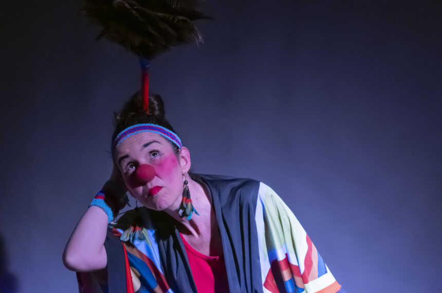 Priscila Jácomo lança espetáculo com palhaçaria acessível