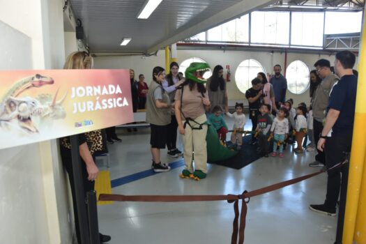 Sabina leva o mundo jurássico a escolas municipais