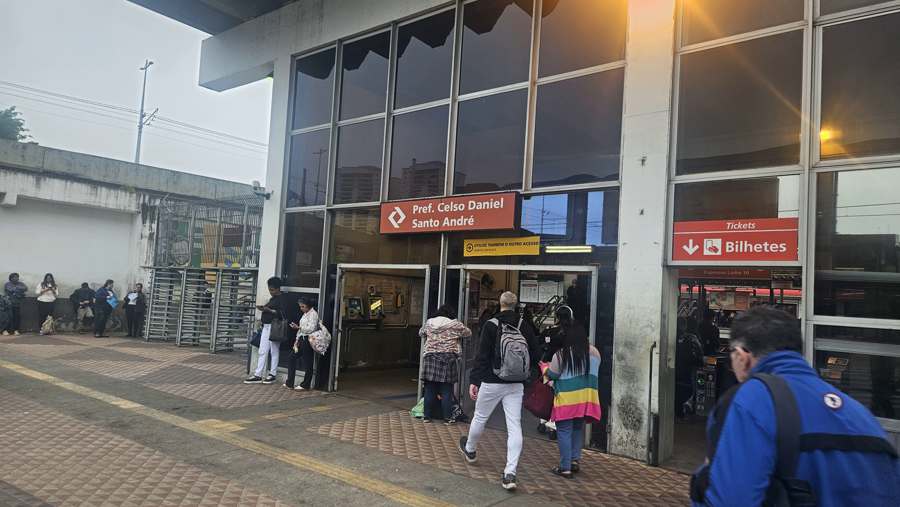 CPTM distribui livros escritos por mulheres em ação cultural