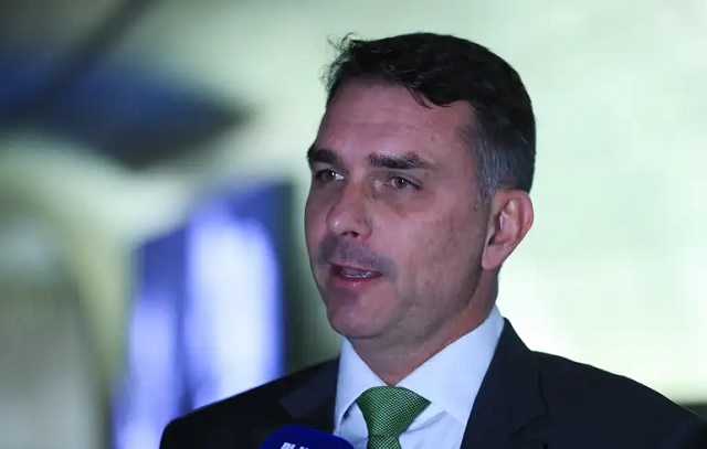 Flávio Bolsonaro articula aliança com mercado e Marçal