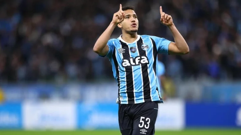 Grêmio vence Vitória pelo Brasileirão e se afasta da zona de rebaixamento