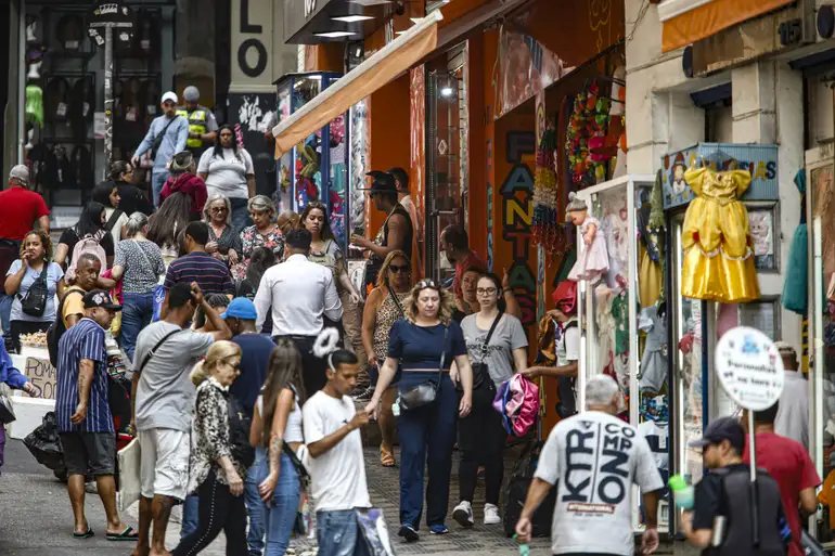 PIB do Brasil desacelera a 0,4% com juro alto no 2º trimestre; serviços crescem